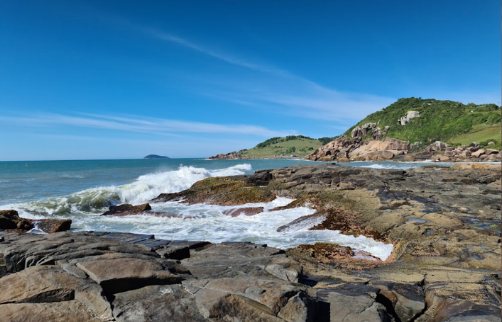 Ondas batendo nas pedras da costa